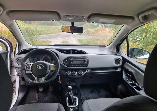 Toyota Yaris cena 15400 przebieg: 250000, rok produkcji 2015 z Wieluń małe 92